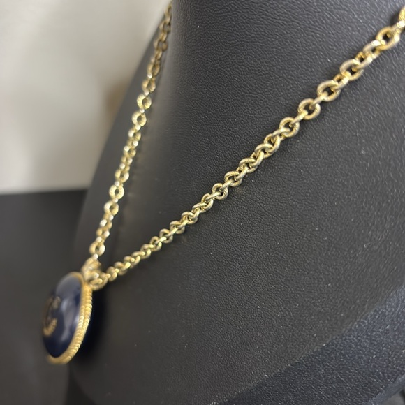 Vintage LIZ CLAIBORNE Necklace Navy Blue Lucite Pendant With Emblem - Picture 3 of 11